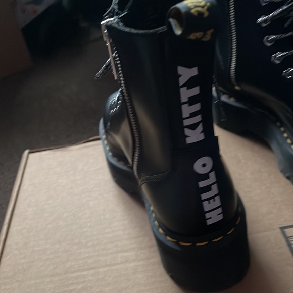 JADON WOMEN'S HELLO KITTY PLATFORM BOOTS - Picture 4 of 12